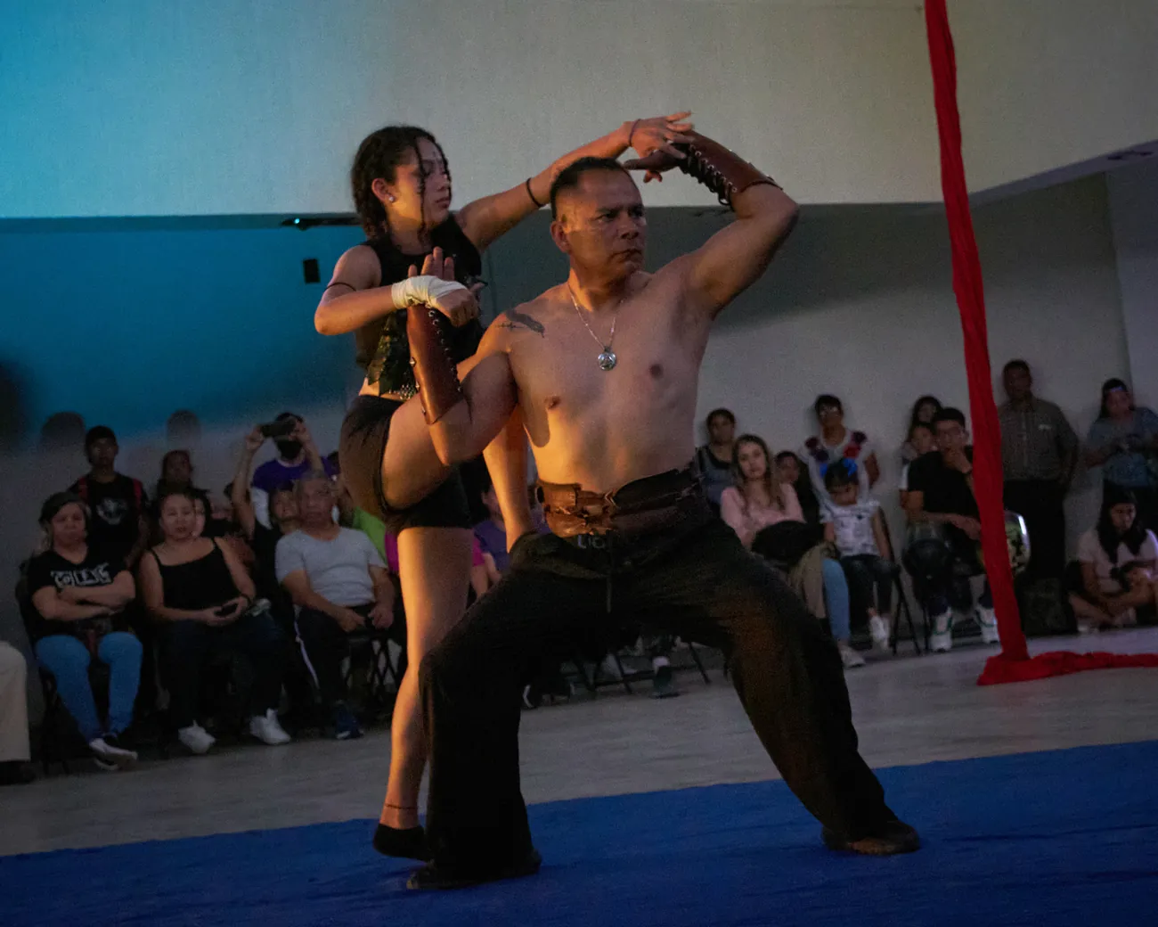 Danza acrobática — Pareja en escena